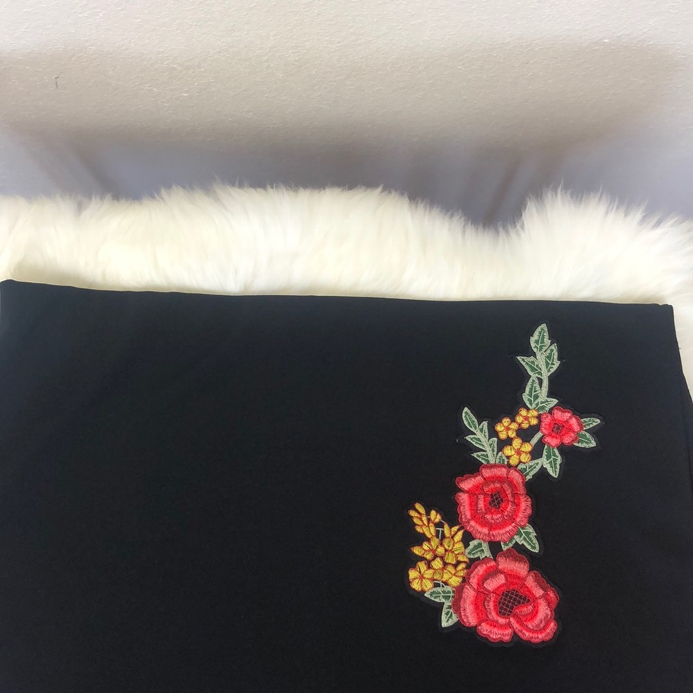 Boohoo Woman’s 24 Black Appliqué Stretch Skirt - Picture 4 of 6